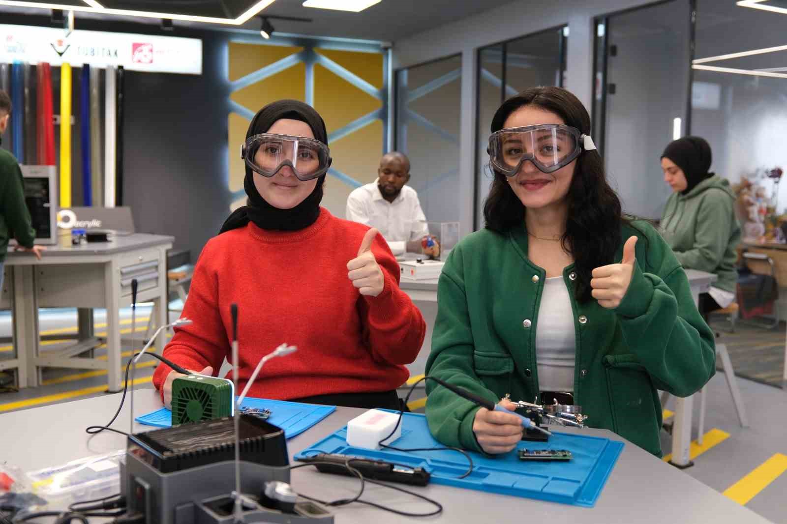 Hitit Üniversitesi Milli Teknoloji Atölyesi kapılarını öğrencilere açtı