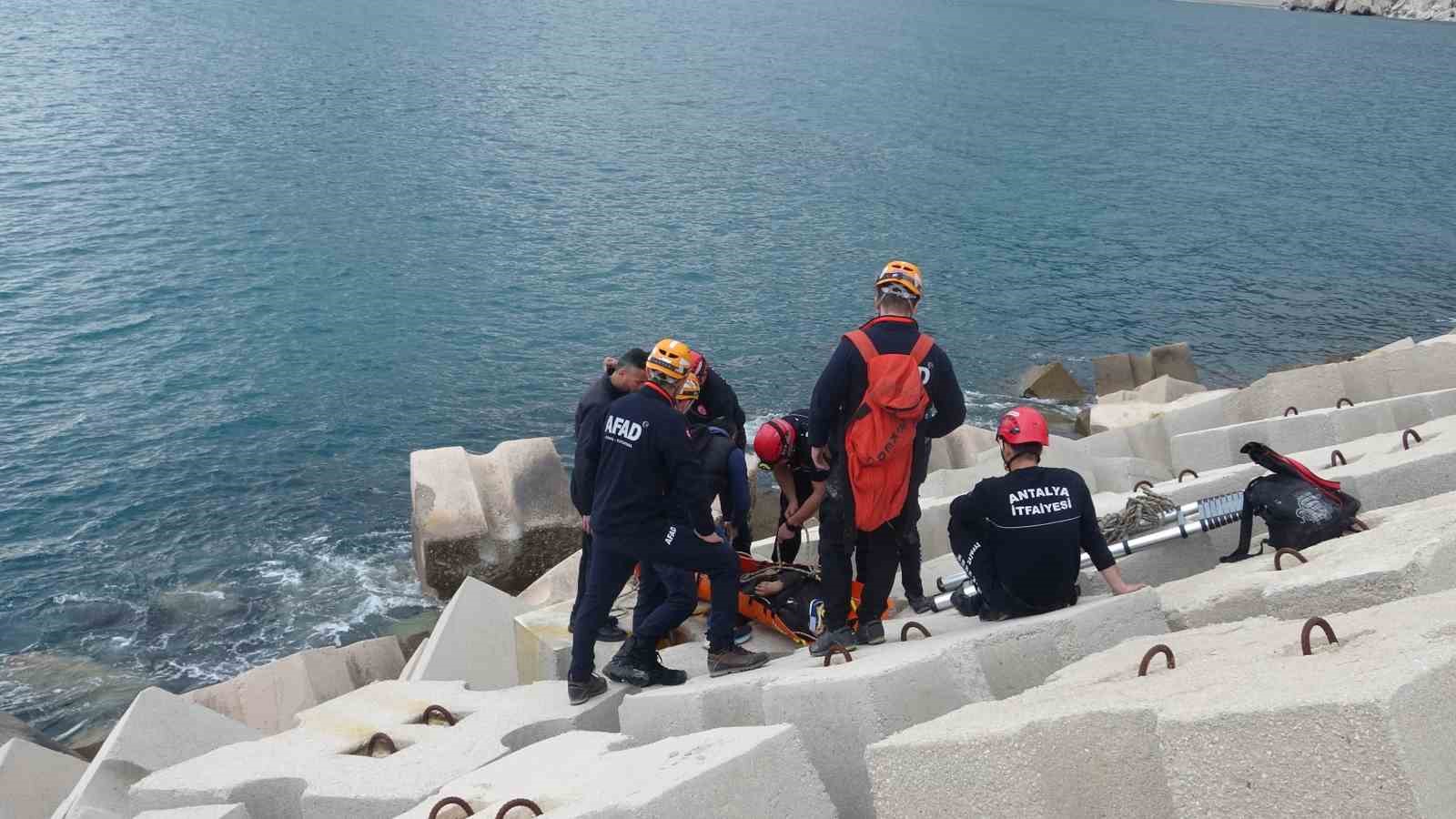 Balık tutmak için gittiği dalga kıranda düşerek mahsur kaldı