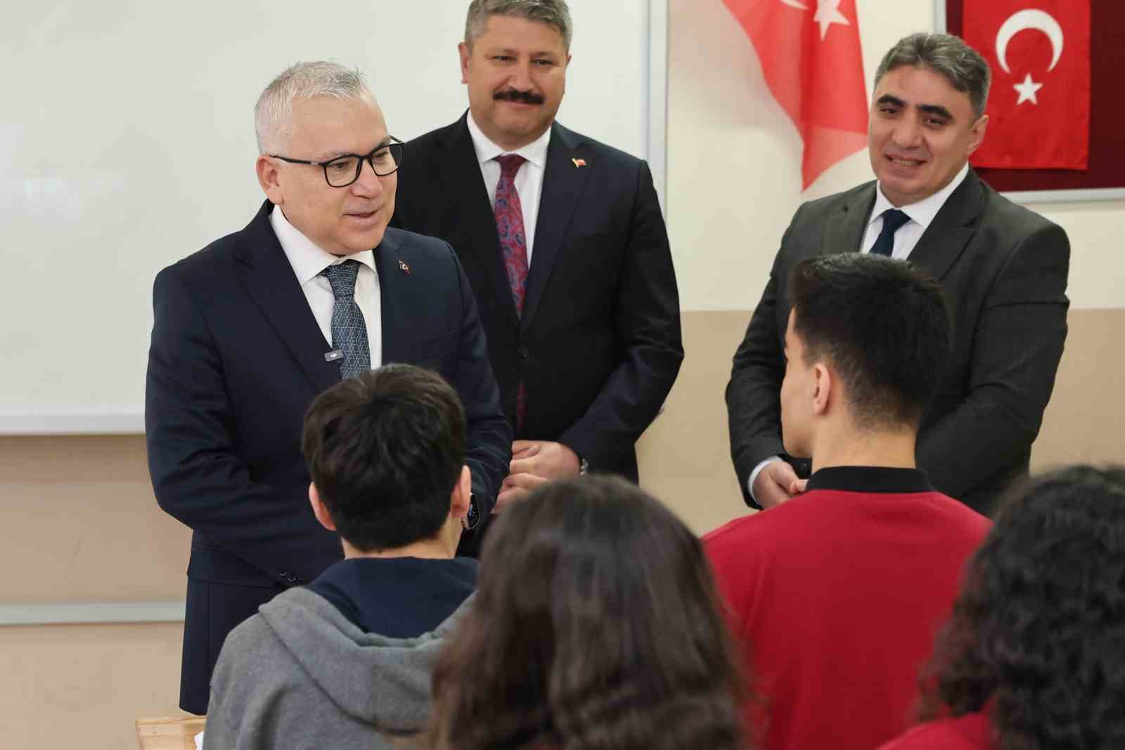 Vali Şimşek spor malzemesi dağıtımında &ouml;ğrencilerle sahaya indi
