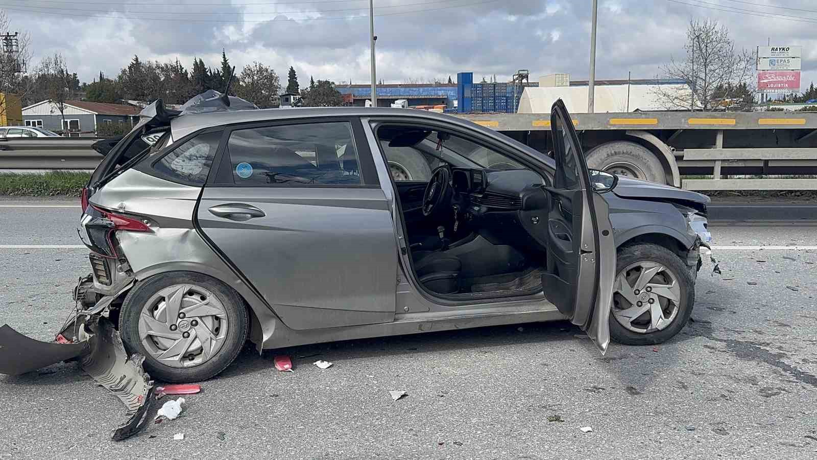 Kamyonun &ccedil;arptığı otomobil adeta preslendi: 1 yaralı
