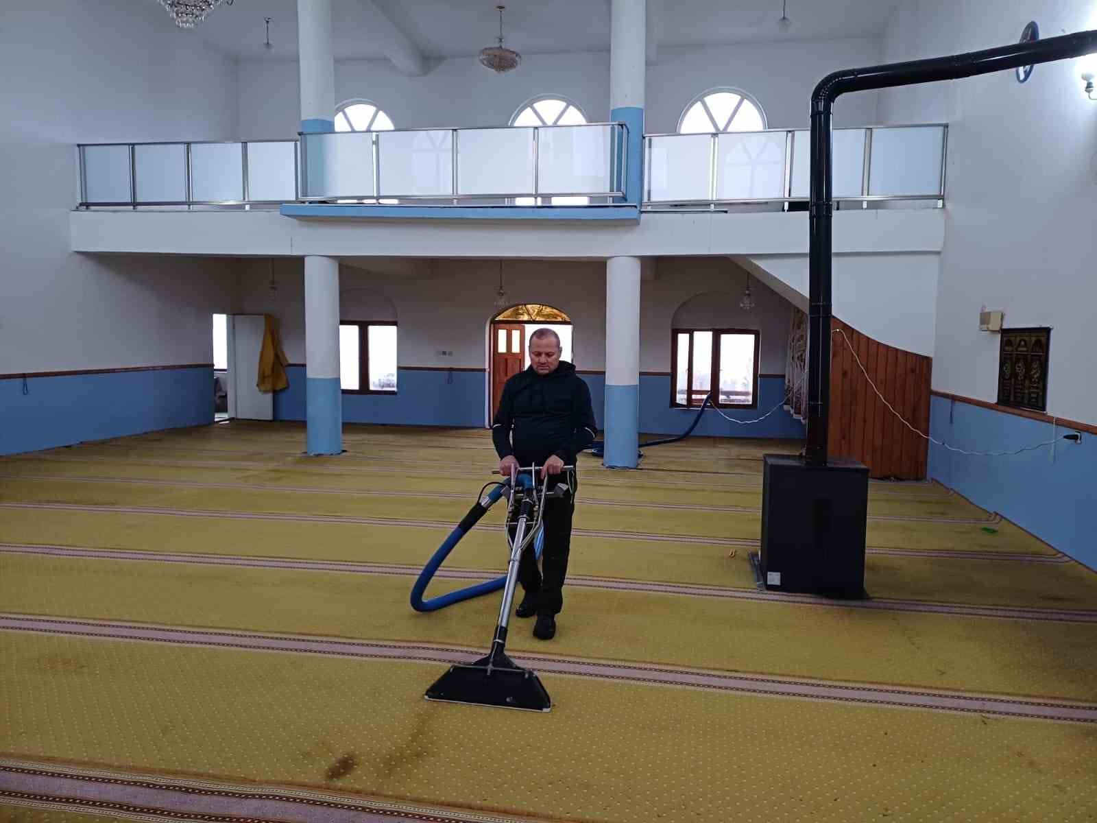 Balkanlar&rsquo;daki camilerde Ramazan temizliği
