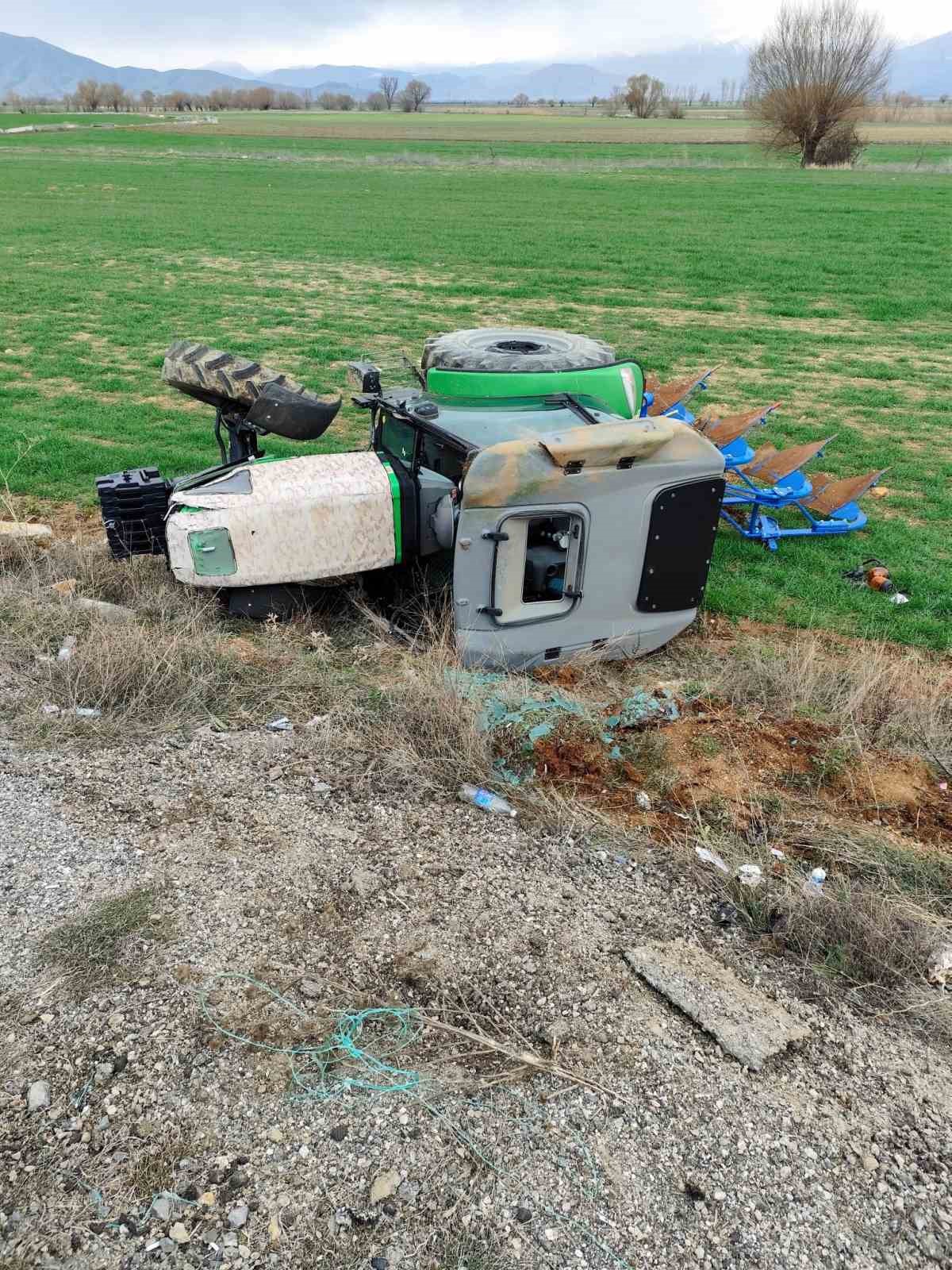 Isparta’da şarampole yuvarlanan traktörün sürücüsü yaralandı