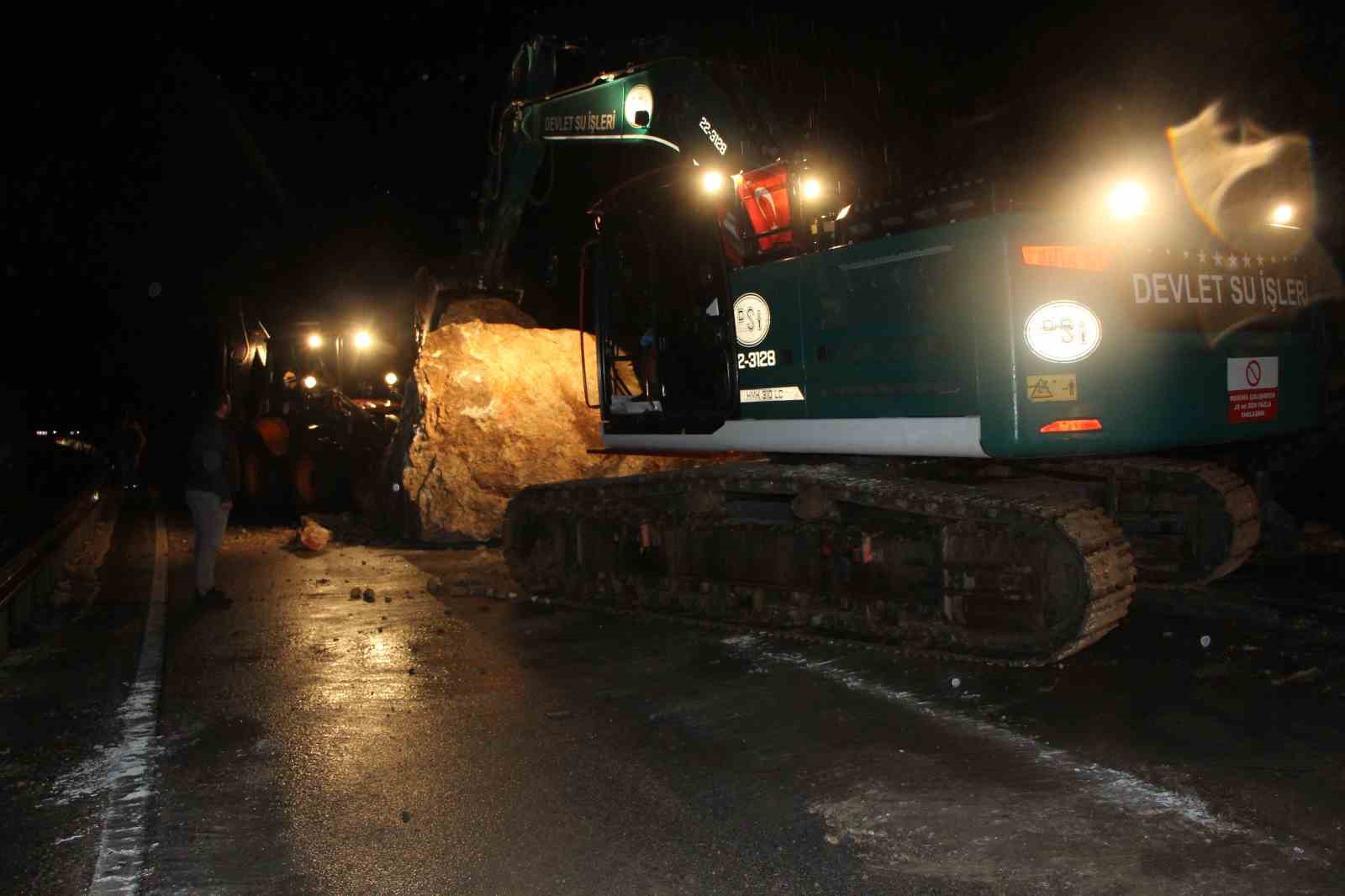 Amasya’da dağdan kopan dev kayalar yola düştü