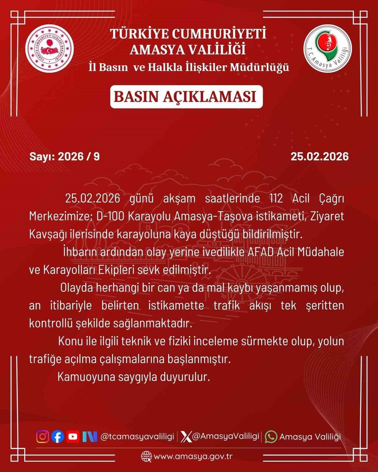 Amasya&rsquo;da dağdan kopan dev kayalar yola d&uuml;şt&uuml;
