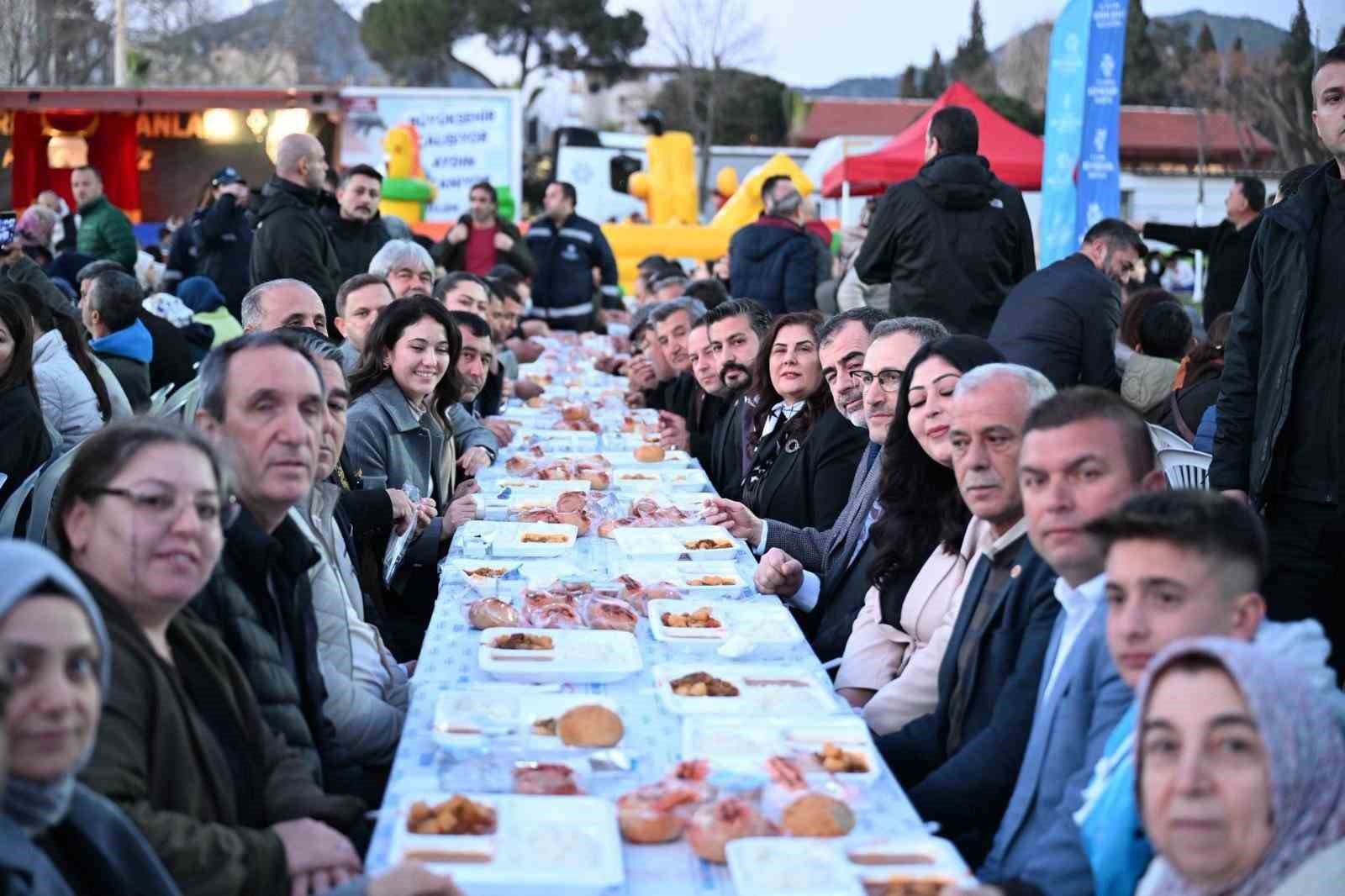 Başkan &Ccedil;er&ccedil;ioğlu, İncirliova&rsquo;da vatandaşlarla iftar sofrasında buluştu
