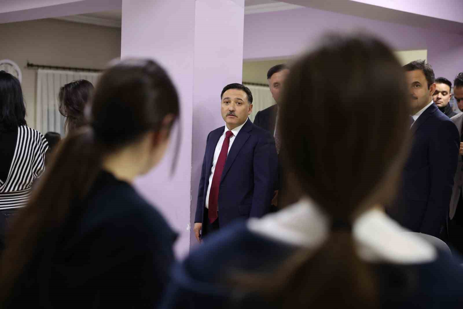 Vali &Ccedil;i&ccedil;ek, &ouml;ğrencilerle iftar yaptı
