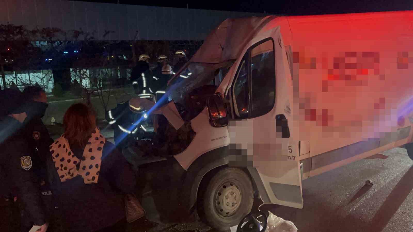 Panelvan ara&ccedil; park halindeki tıra ok gibi saplandı: 2 ağır yaralı
