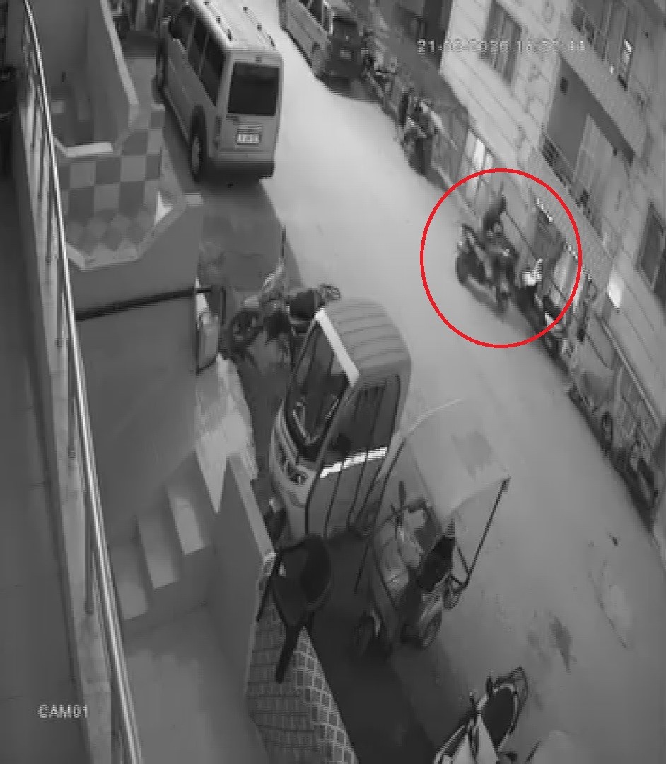 Elini kolunu sallayarak iftar saatinde motosiklet &ccedil;alan şahıs kamerada
