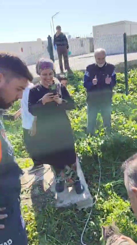 Atık su deposuna d&uuml;şen kediyi kurtaran itfaiyeci, alkışlarla karşılandı
