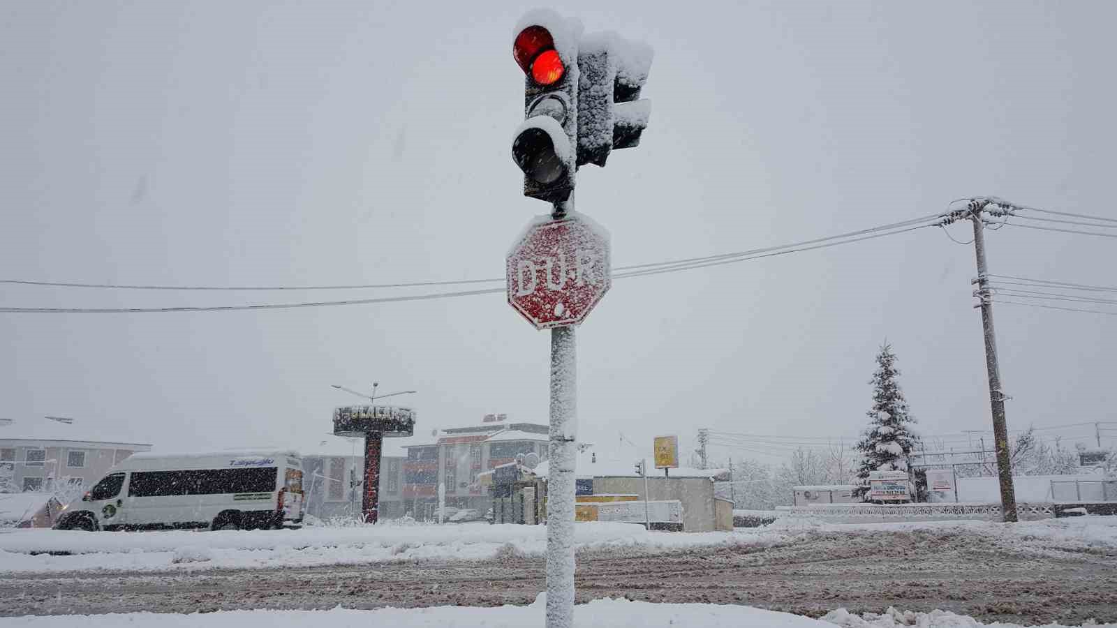 Erzincan&rsquo;da eğitime kar engeli
