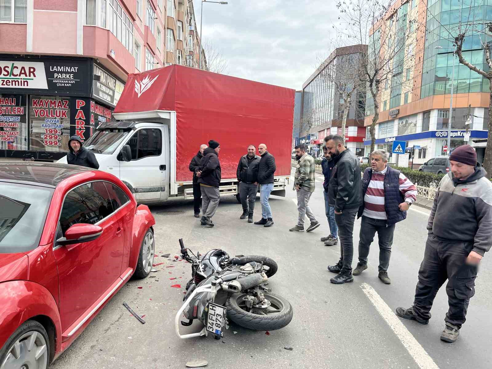 Motosiklet d&ouml;n&uuml;ş yapan kamyonete ve park halindeki otomobile &ccedil;arpıp takla attı
