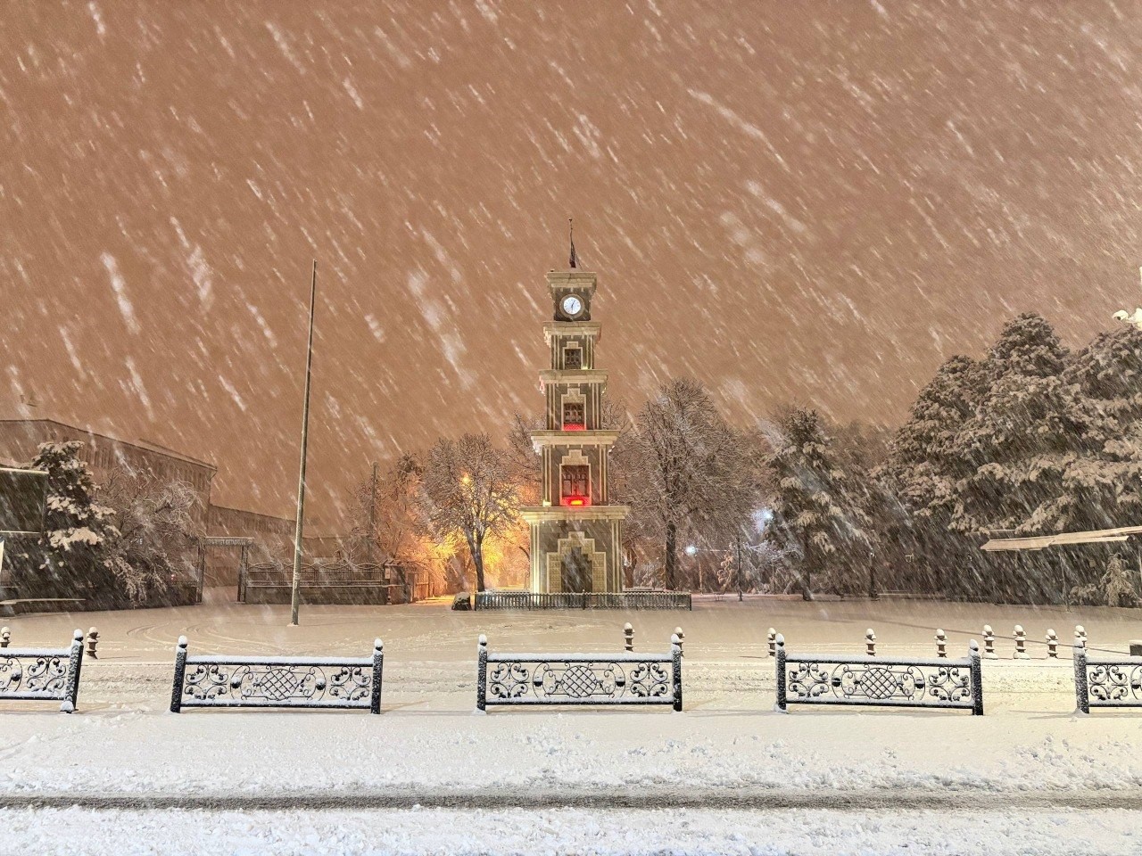 Erzincan&rsquo;da kar yağışı hayatı olumsuz etkiledi
