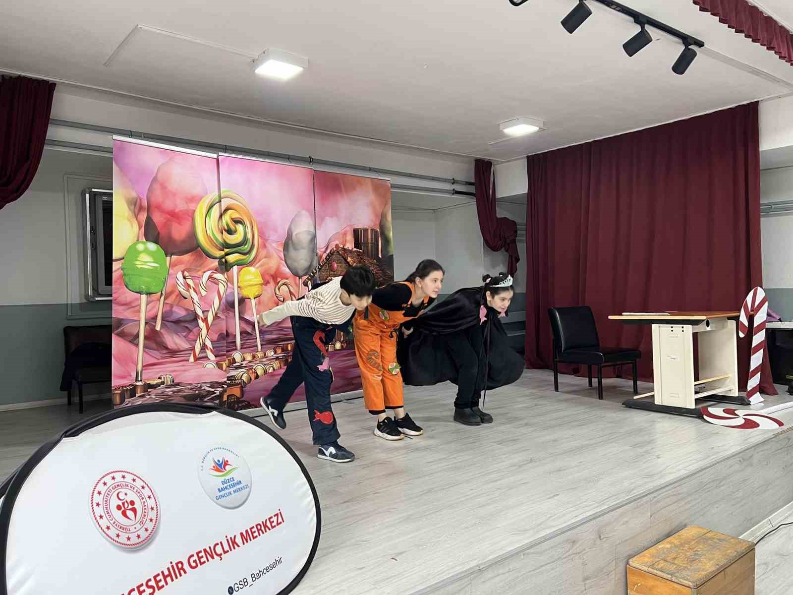 Ak&ccedil;akoca&rsquo;da &ouml;ğrencilere y&ouml;nelik tiyatro g&ouml;sterisi d&uuml;zenlendi
