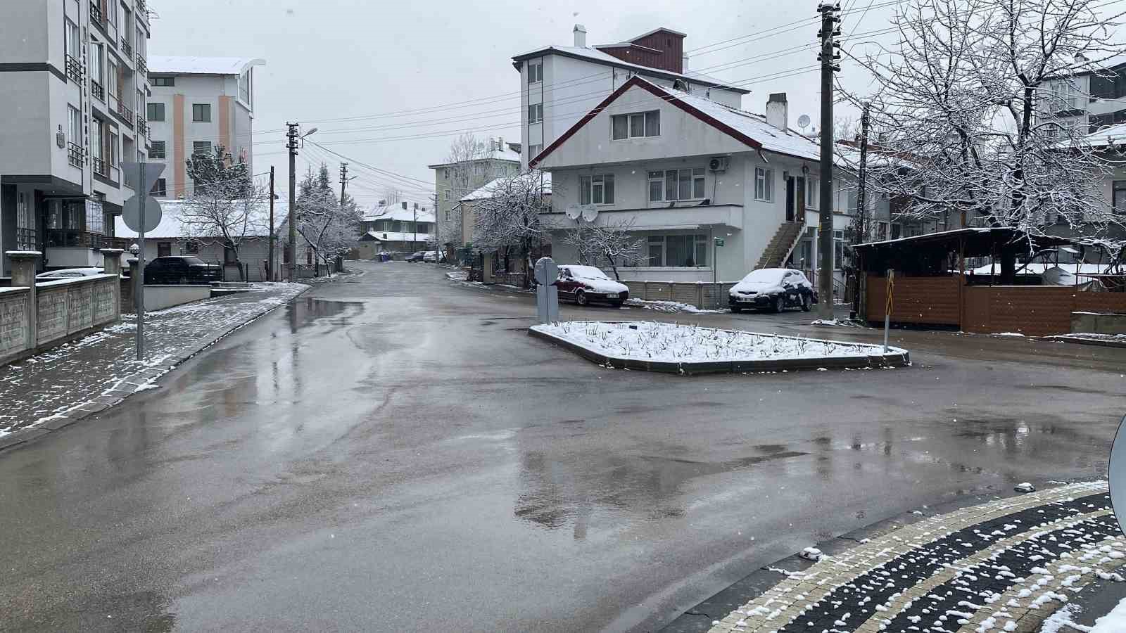 Bolu&rsquo;da kar yağışı etkisini s&uuml;rd&uuml;r&uuml;yor
