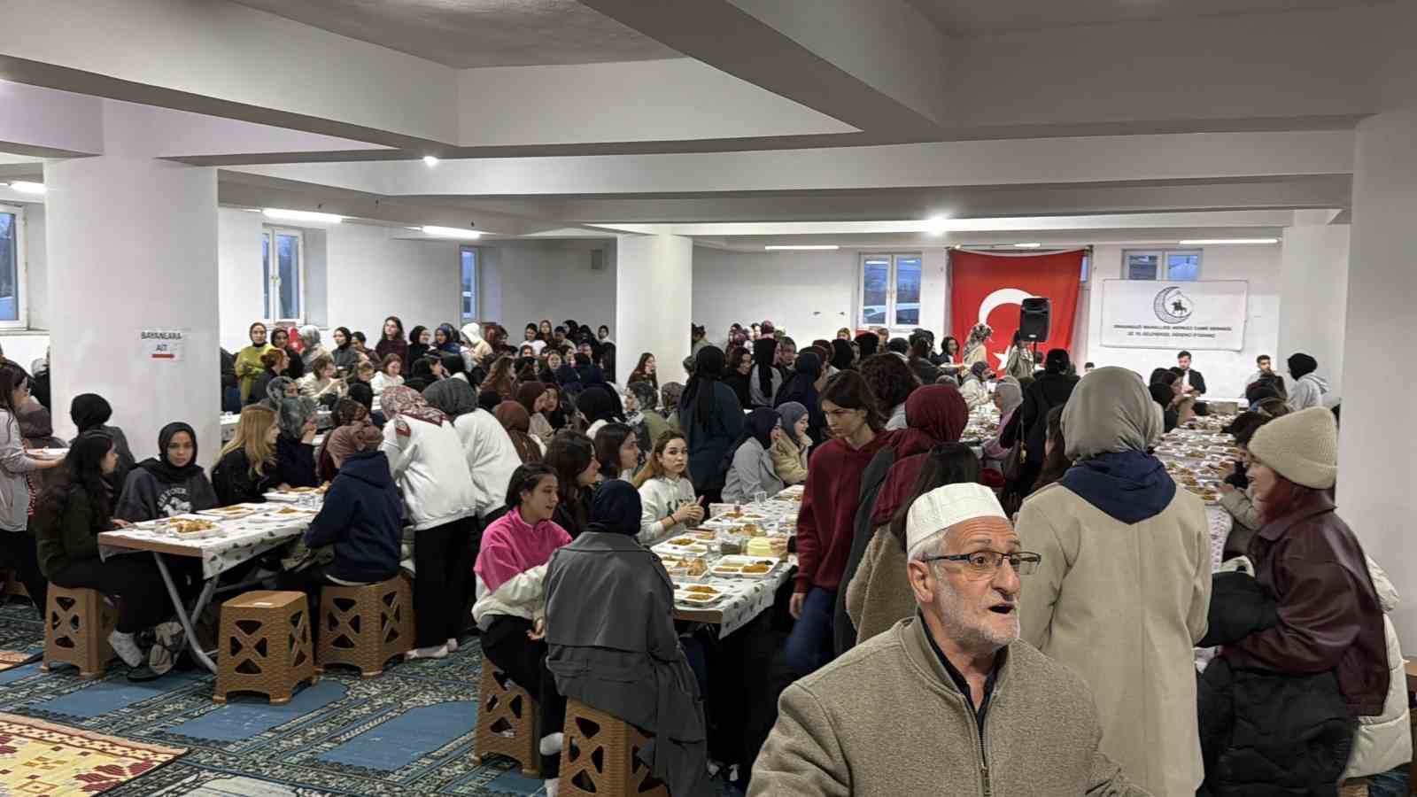 D&uuml;zce&rsquo;de cami cemaati &ouml;ğrencilere iftar veriyor

