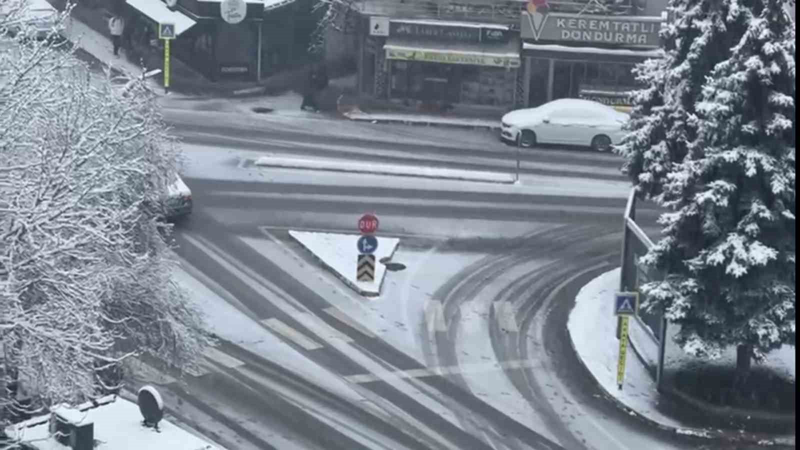 Dursunbey&rsquo;de kar yağışı il&ccedil;eyi beyaza b&uuml;r&uuml;d&uuml;

