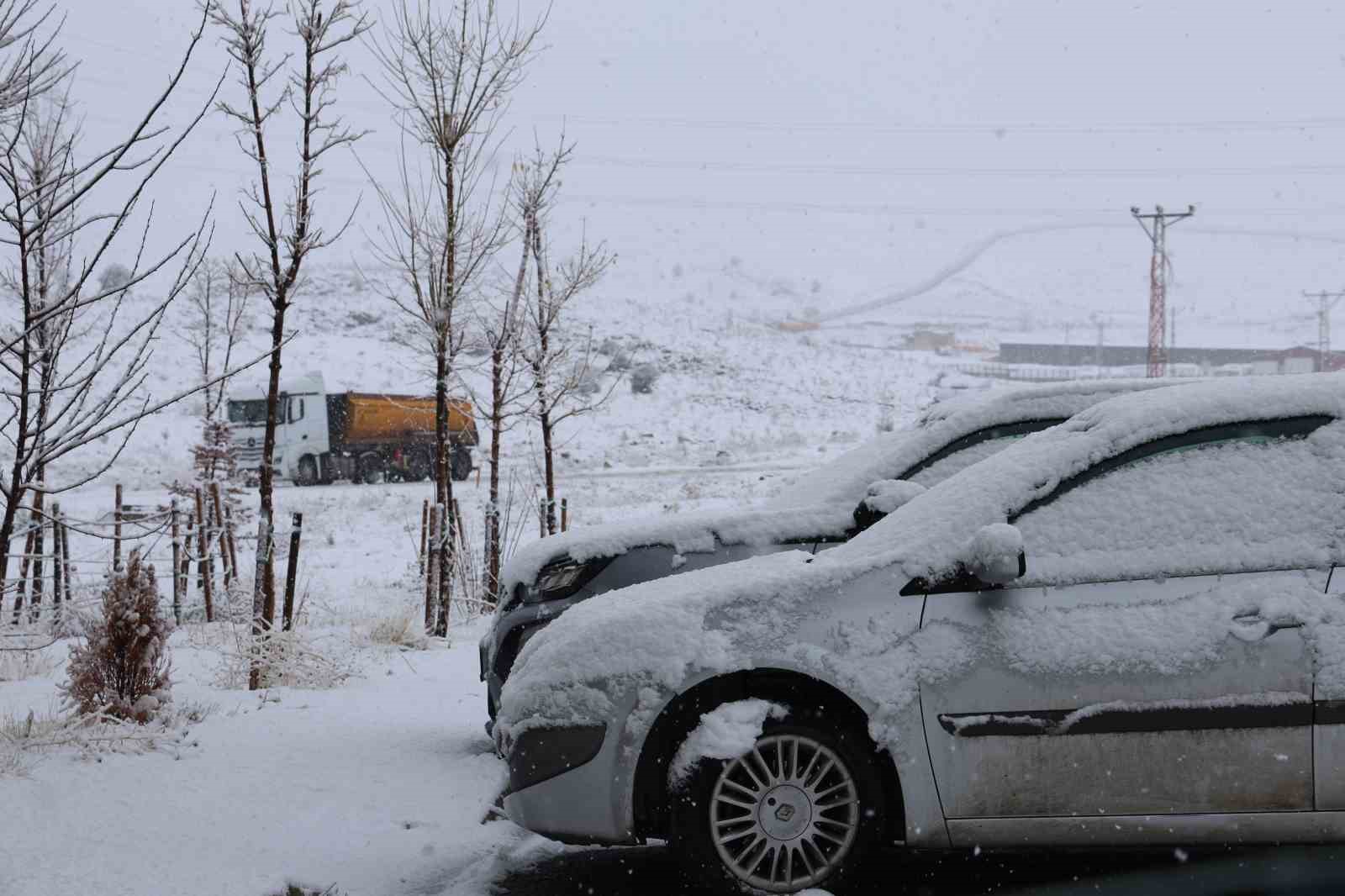 Elazığ&rsquo;da yoğun kar yağışı
