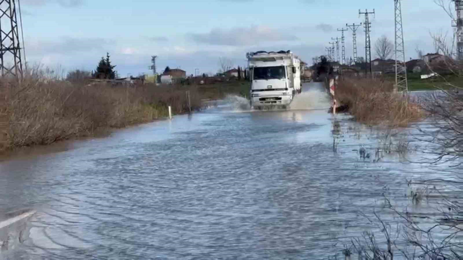K&uuml;pl&uuml;-Adasarhanlı yolu sular altında kaldı
