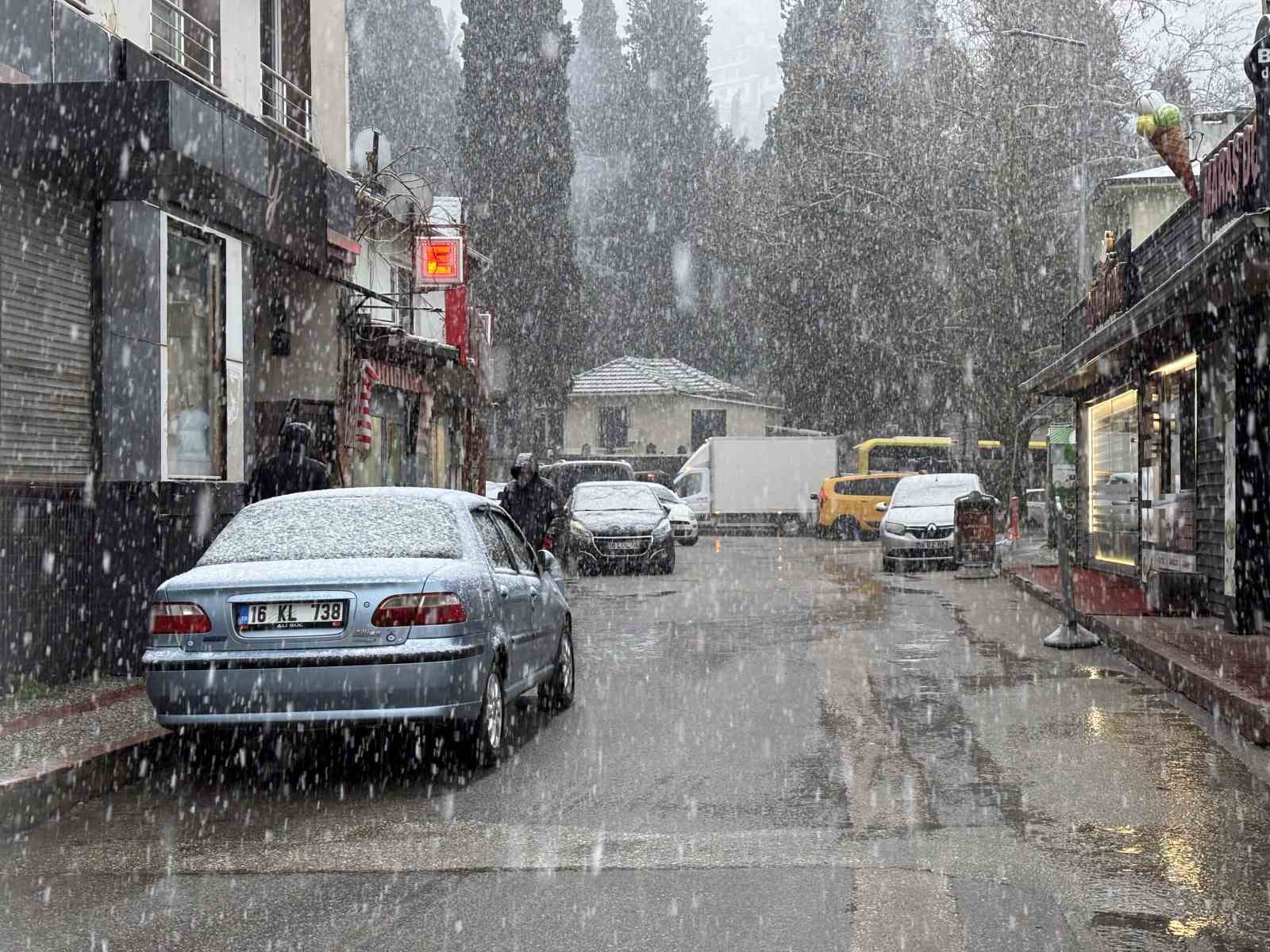 Bursa&rsquo;da şehir merkezinde kar sürpriiz...Uludağ&rsquo;a çıkacaklar dikkat....