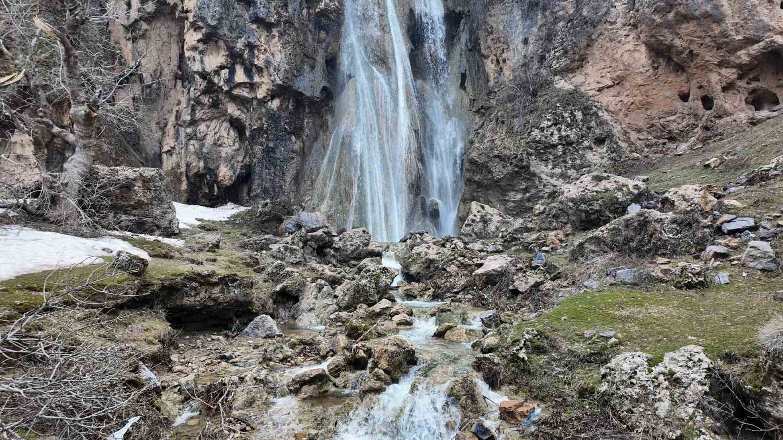 Şırnak&rsquo;ta kar eridi, şelaleler coştu
