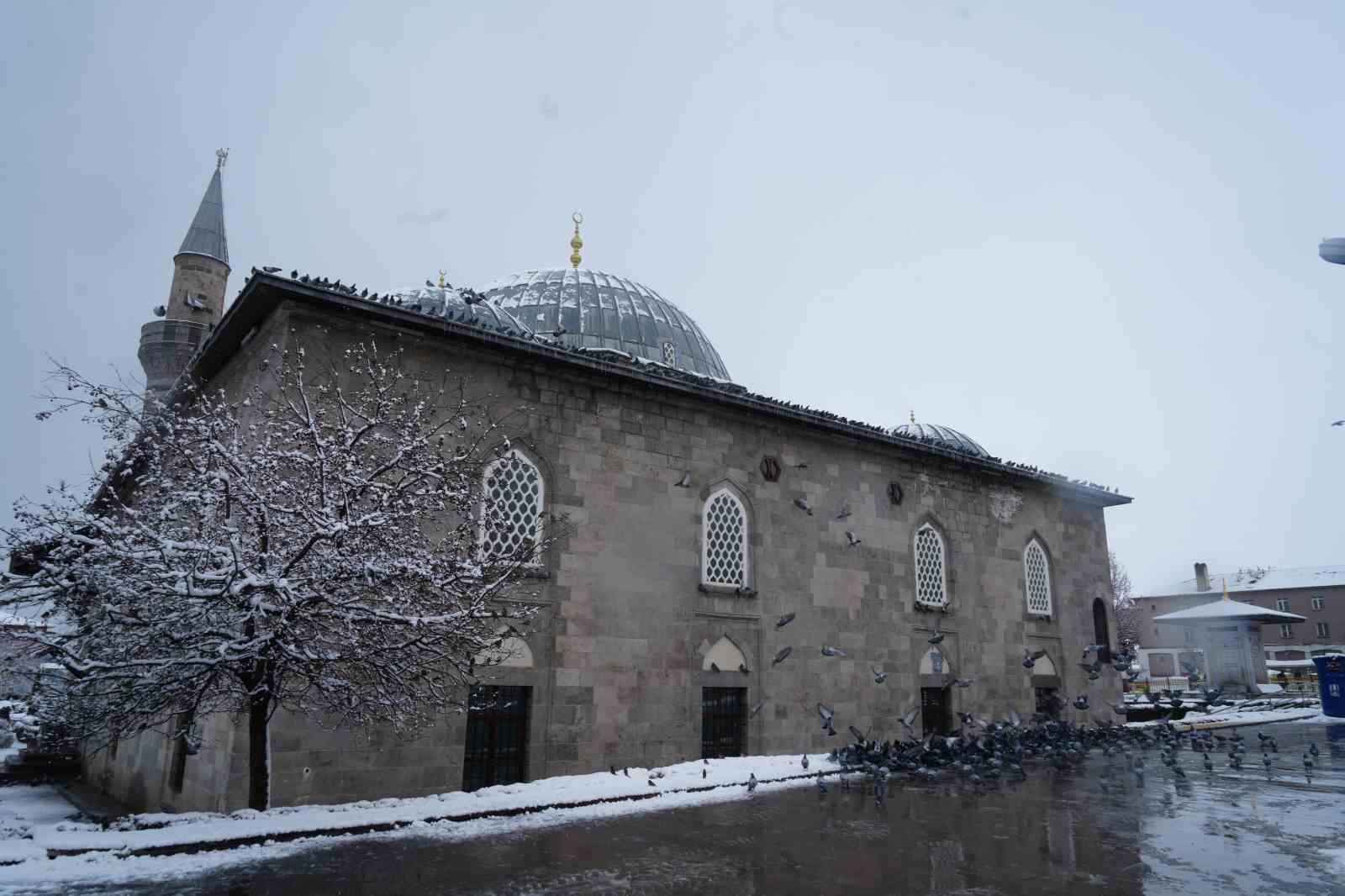 Erzurum&rsquo;da kar yağışı etkili oluyor
