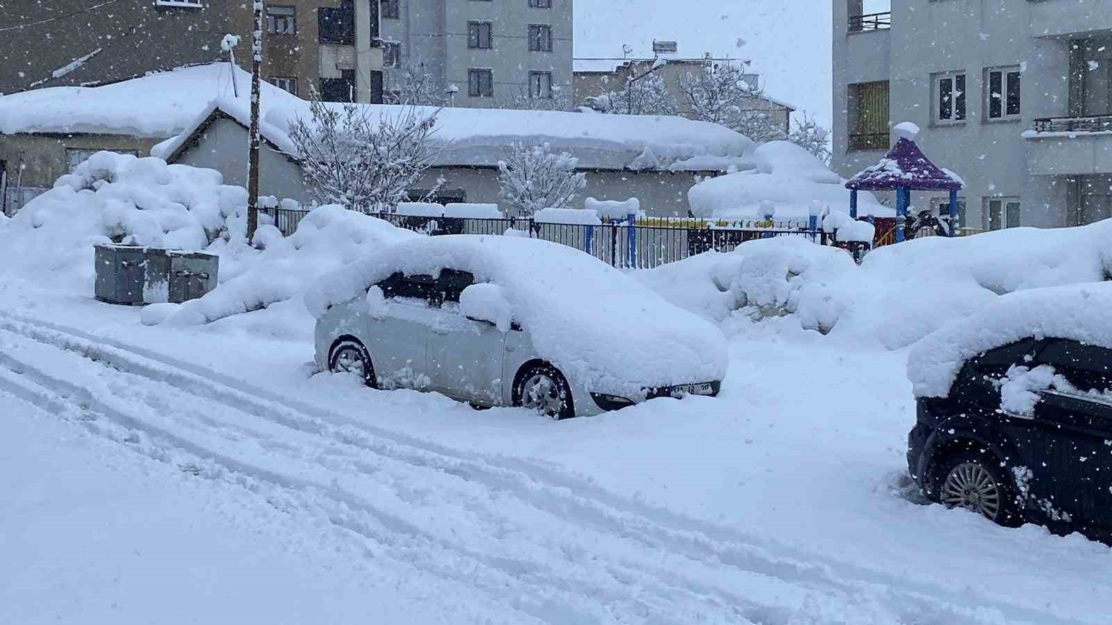 Karlıova&rsquo;da kar kalınlığı 30 santime ulaştı
