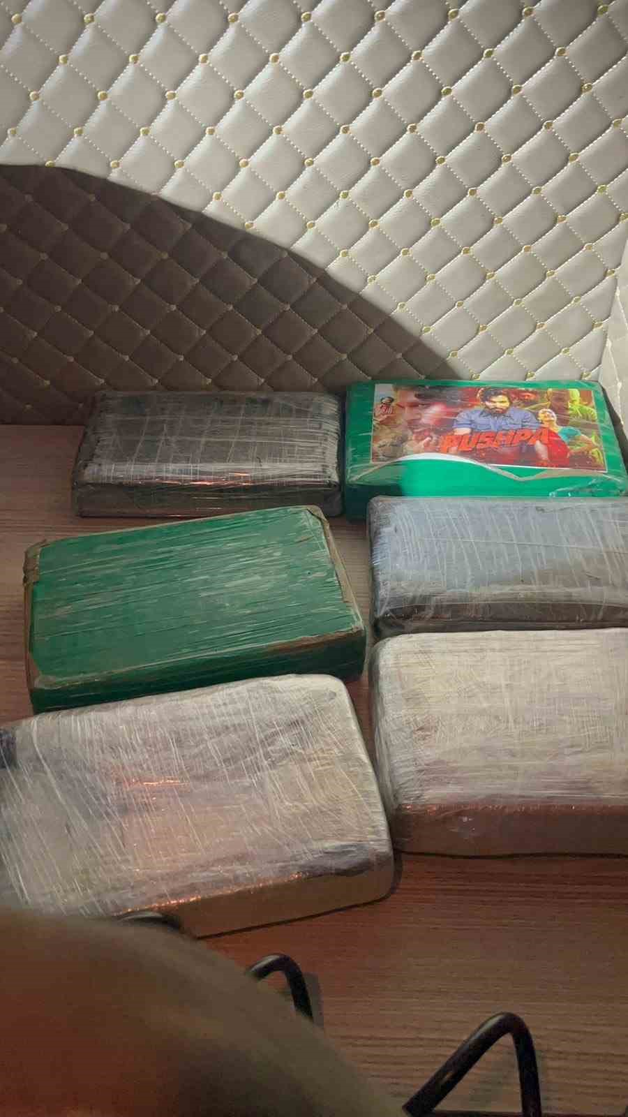 T&uuml;rkiye&rsquo;ye sokulmak istenen 11 kilo 180 gram kokain ve 5 kilo altın sınırda yakalandı
