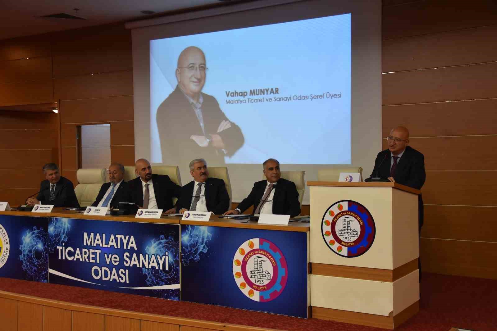 Malatya TSO&rsquo;dan Vahap Munyar&rsquo;a "Şeref &Uuml;yeliği Beratı"
