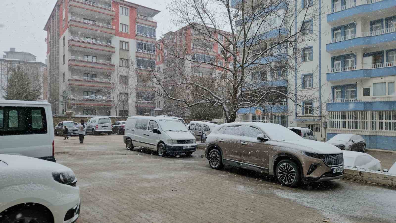 Malatya&rsquo;da kar yağışı etkisini artırdı
