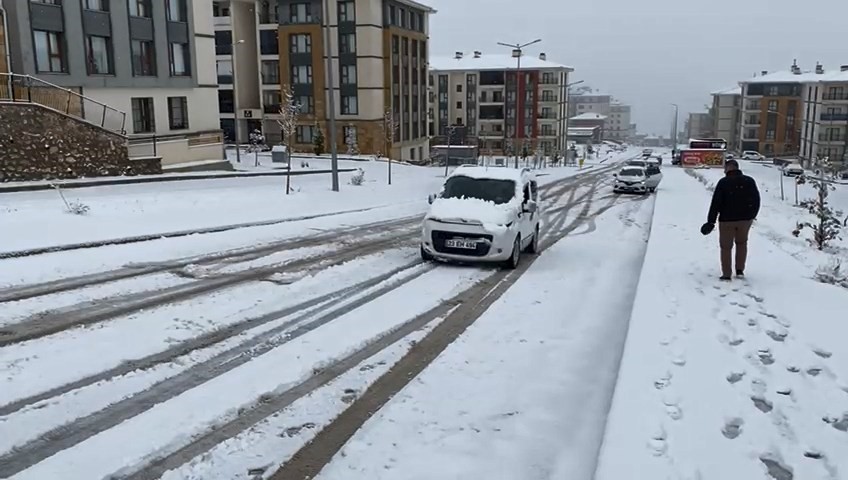 Elazığ&rsquo;da kar yağışından dolayı ara&ccedil;lar yolda kaldı
