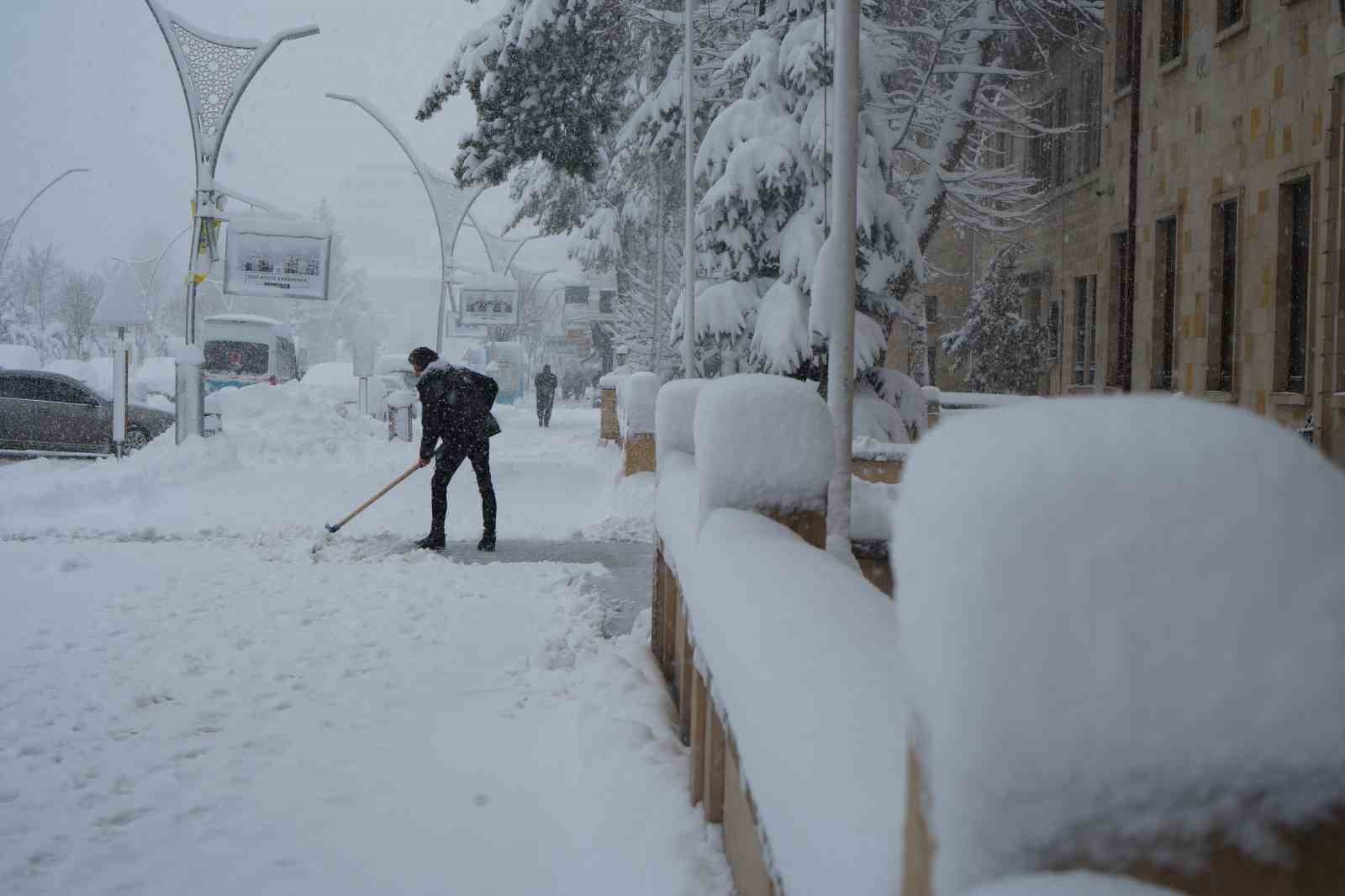 Bayburt&rsquo;ta yoğun kar yağışı: Ara&ccedil;lar yolda kaldı
