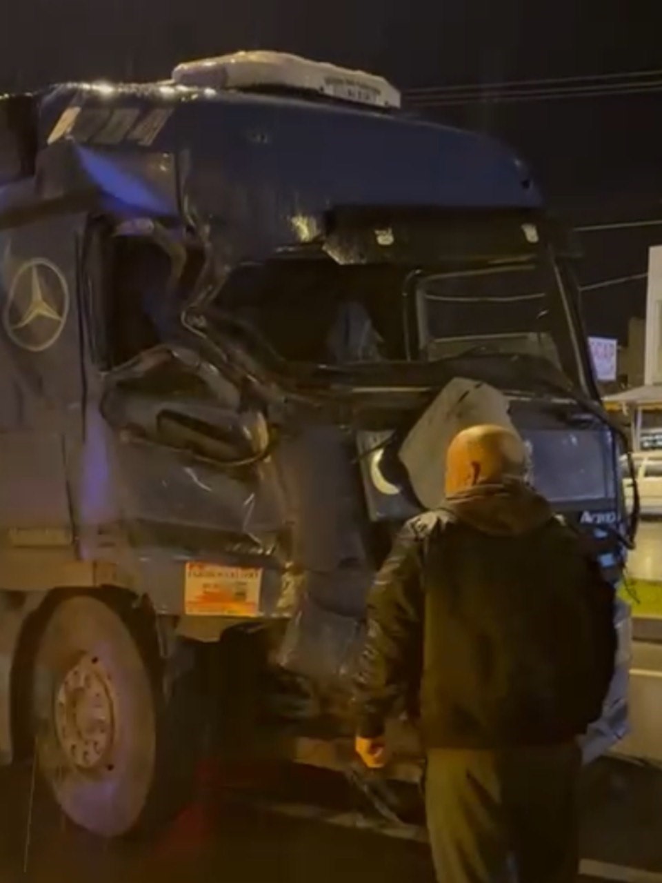 Mersin&rsquo;de tırlar &ccedil;arpıştı: 2 yaralı
