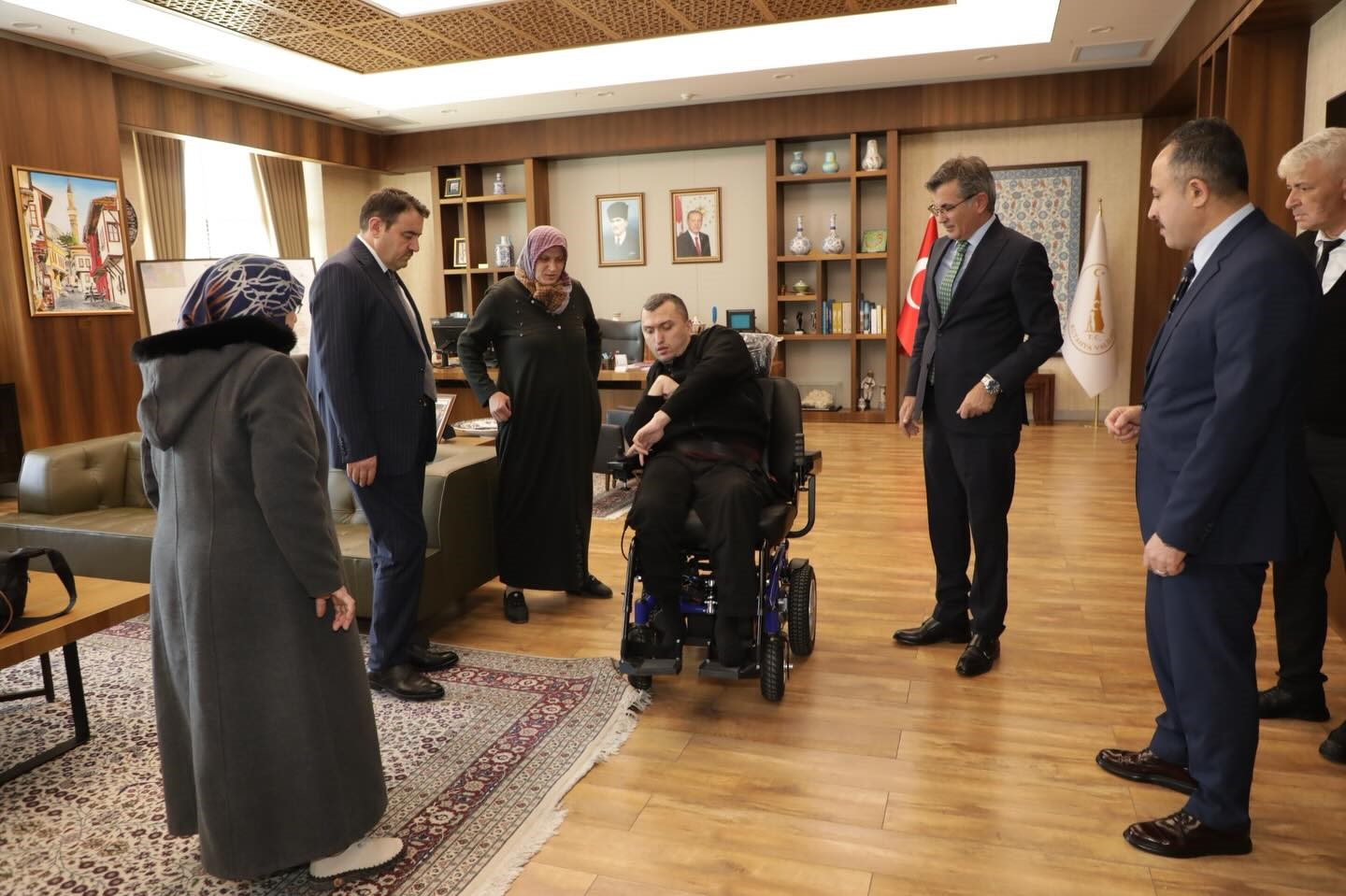 Vali Musa Işın, engelli vatandaş İsmet Öksüz’e yeni engelli aracını takdim etti