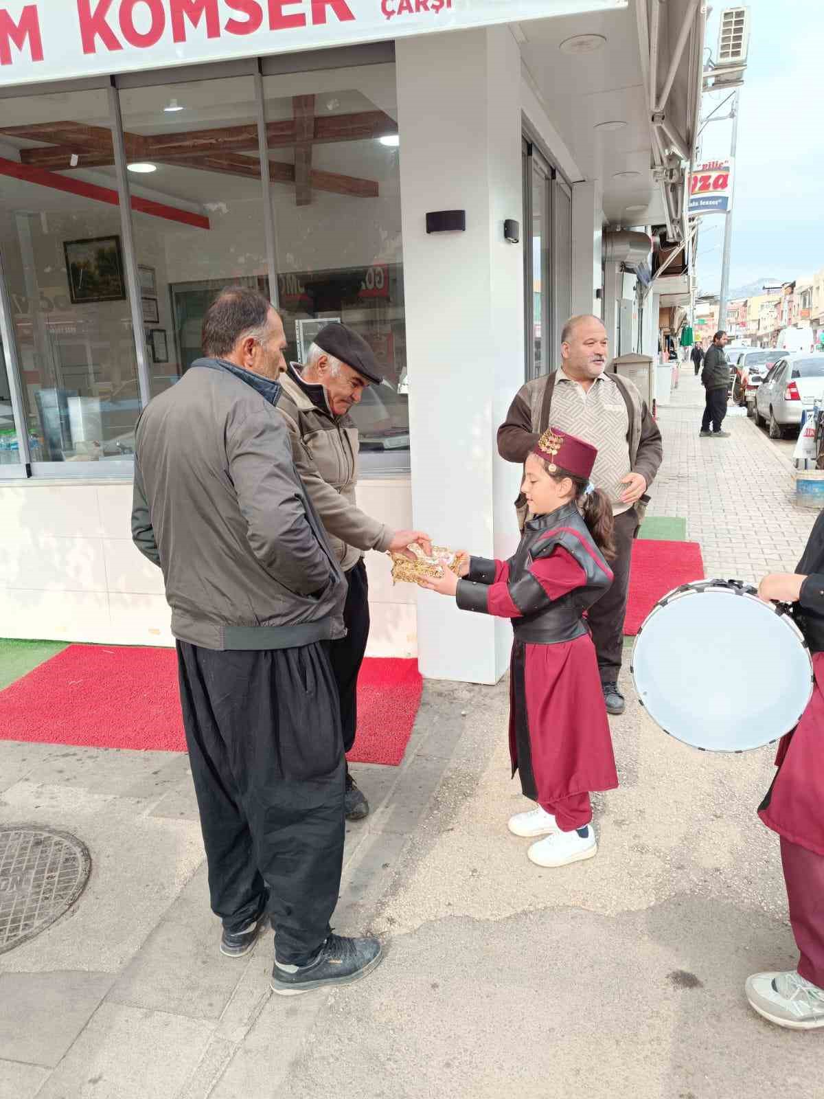 Kozan&rsquo;da &ouml;ğrenciler ilahiler s&ouml;yleyerek sokaklarda y&uuml;r&uuml;d&uuml;ler
