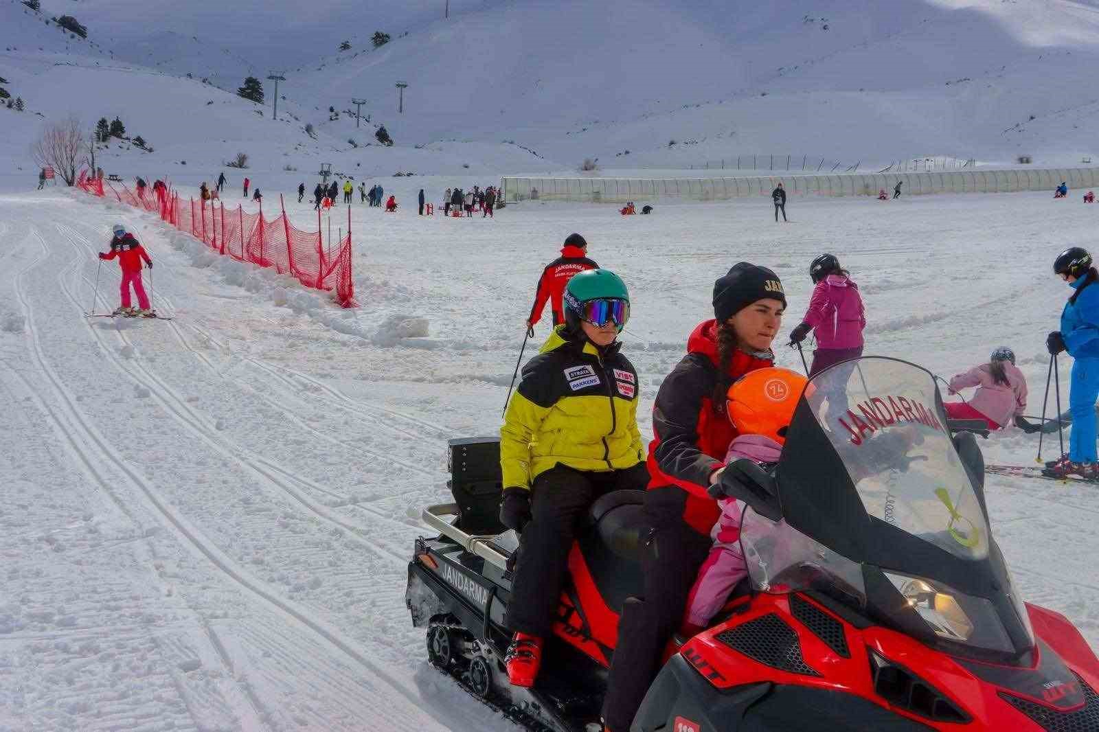 JAK şehit ve gazi &ccedil;ocuklarına kayak eğitimi verdi
