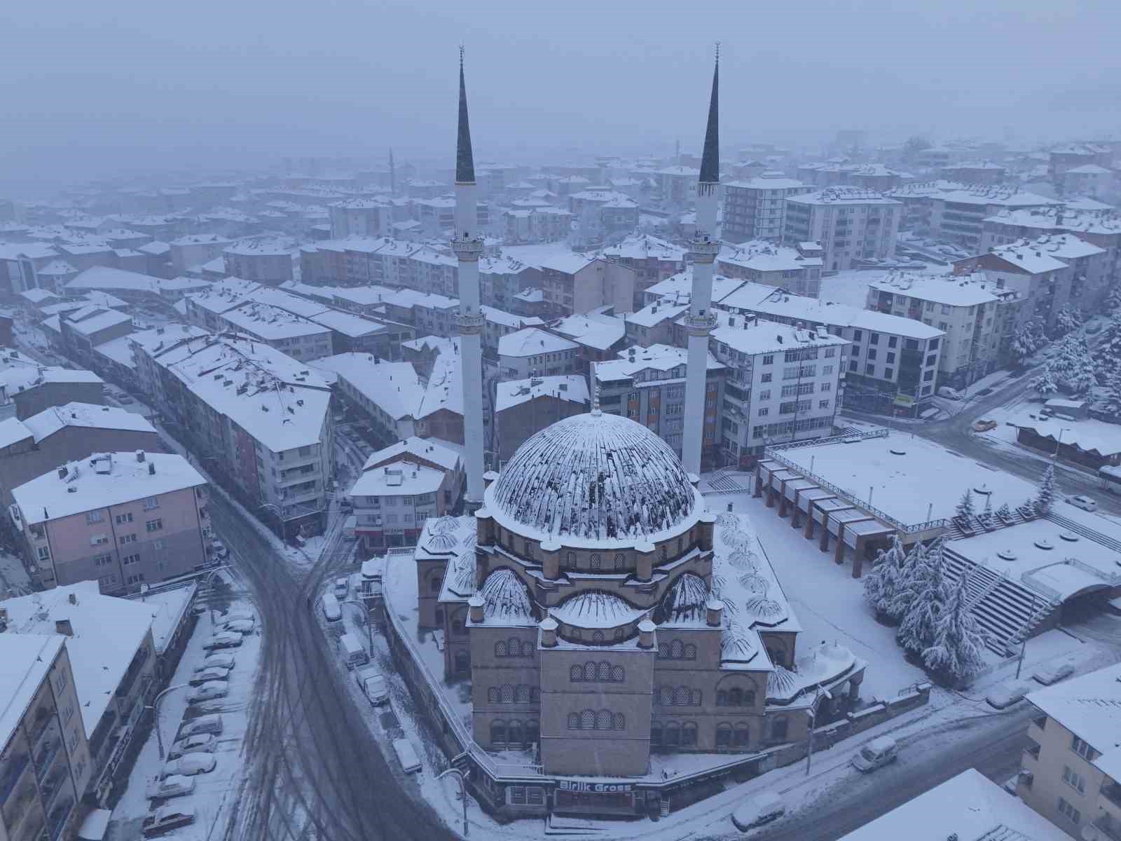 Akdağmadeni Belediyesi ekipleri karla mücadele için sahada