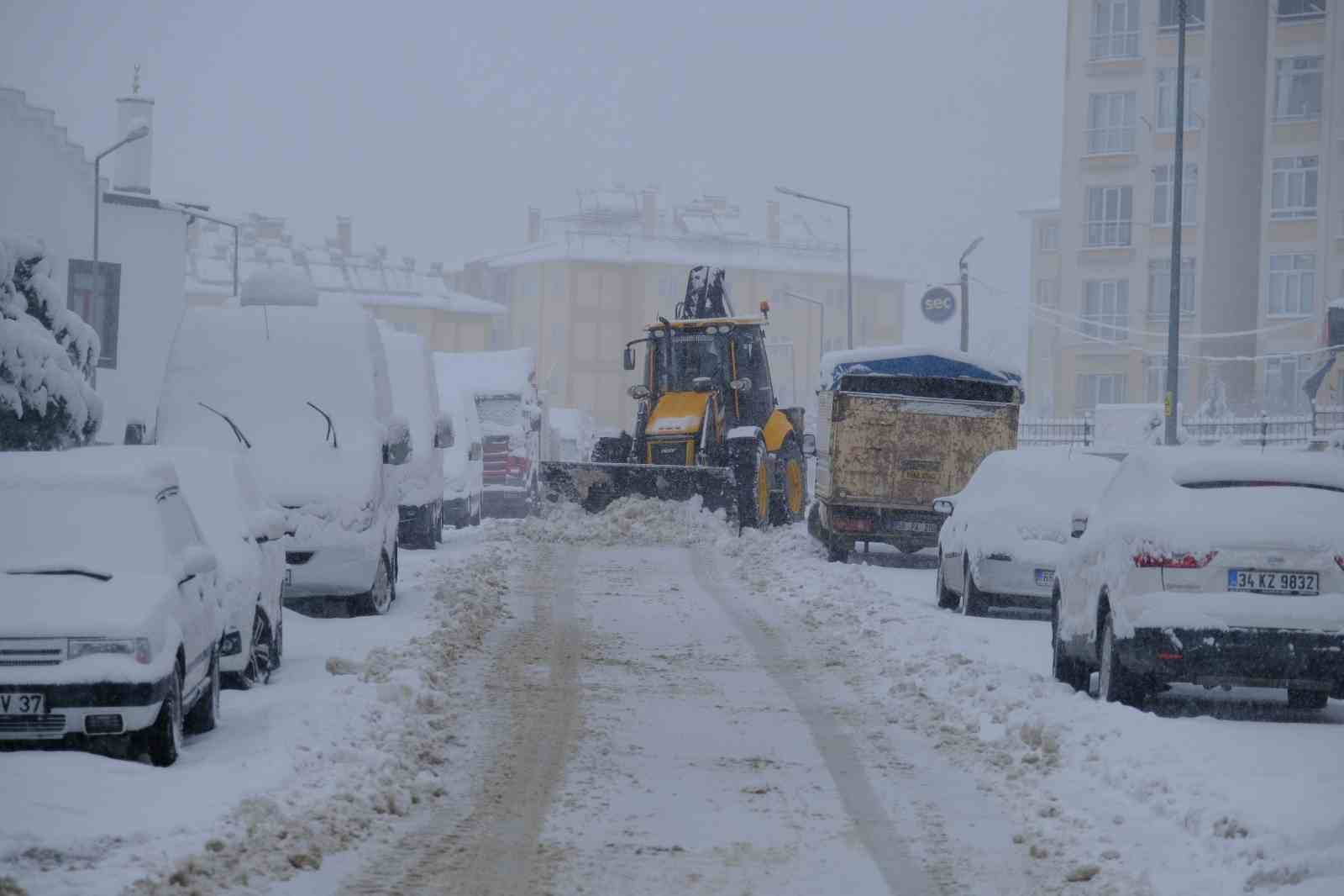 Akdağmadeni Belediyesi ekipleri karla m&uuml;cadele i&ccedil;in sahada
