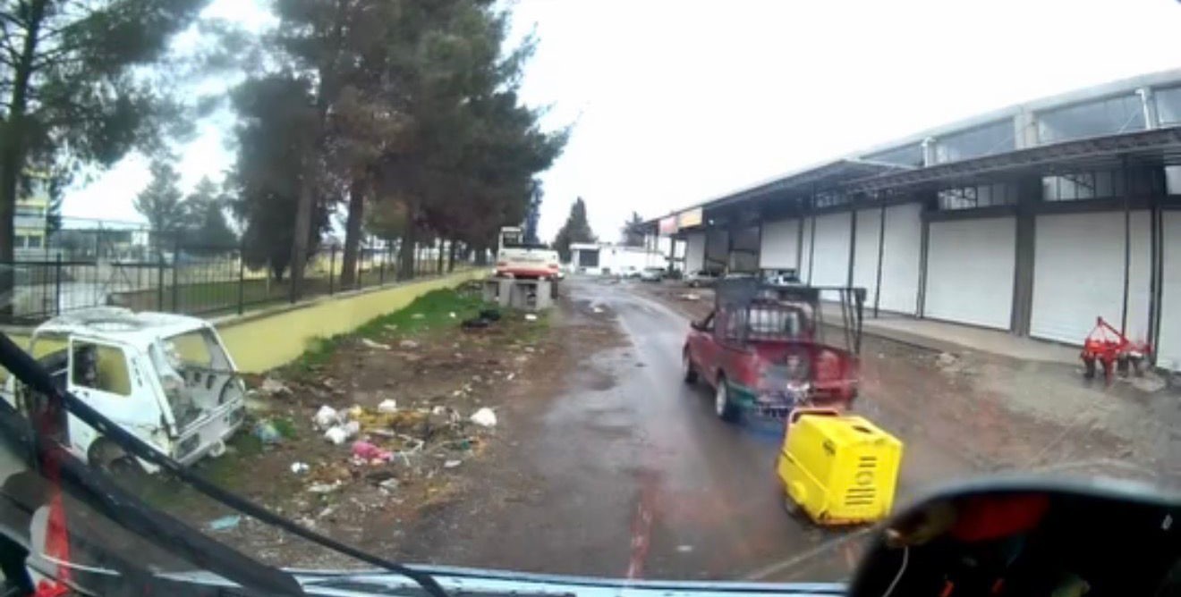 Aracın kasasında oturan &ccedil;ocuk d&uuml;şme tehlikesiyle karşı karşıya kaldı
