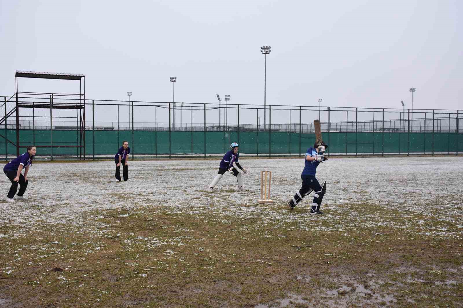 Gen&ccedil; Kızlar Kriket&rsquo;te şampiyon Spor Lisesi oldu
