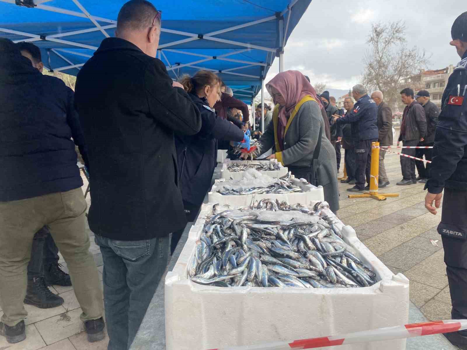 Manisa&rsquo;da belediyenin ikramı 8 ton hamsi 1 saatte t&uuml;kendi
