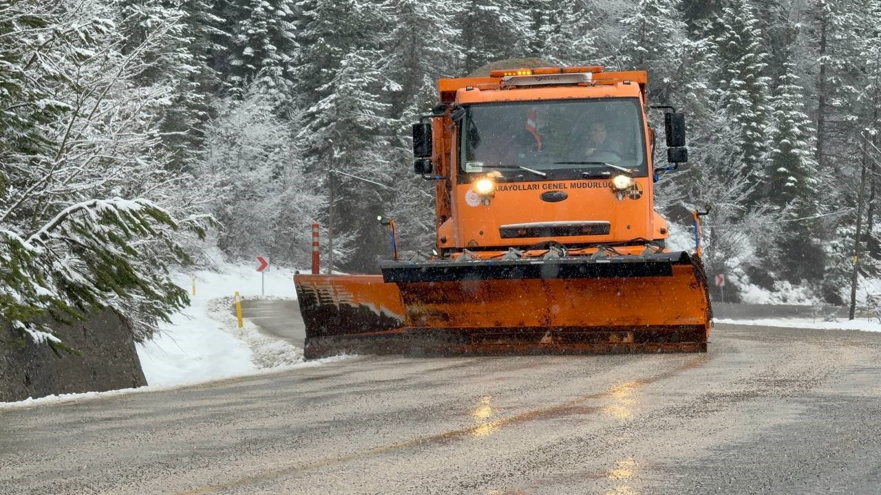 Karab&uuml;k-Bartın kara yolunda bulunan 1030 rakımlı Ahmet Usta ge&ccedil;idi yeniden beyaz &ouml;rt&uuml;yle kaplandı
