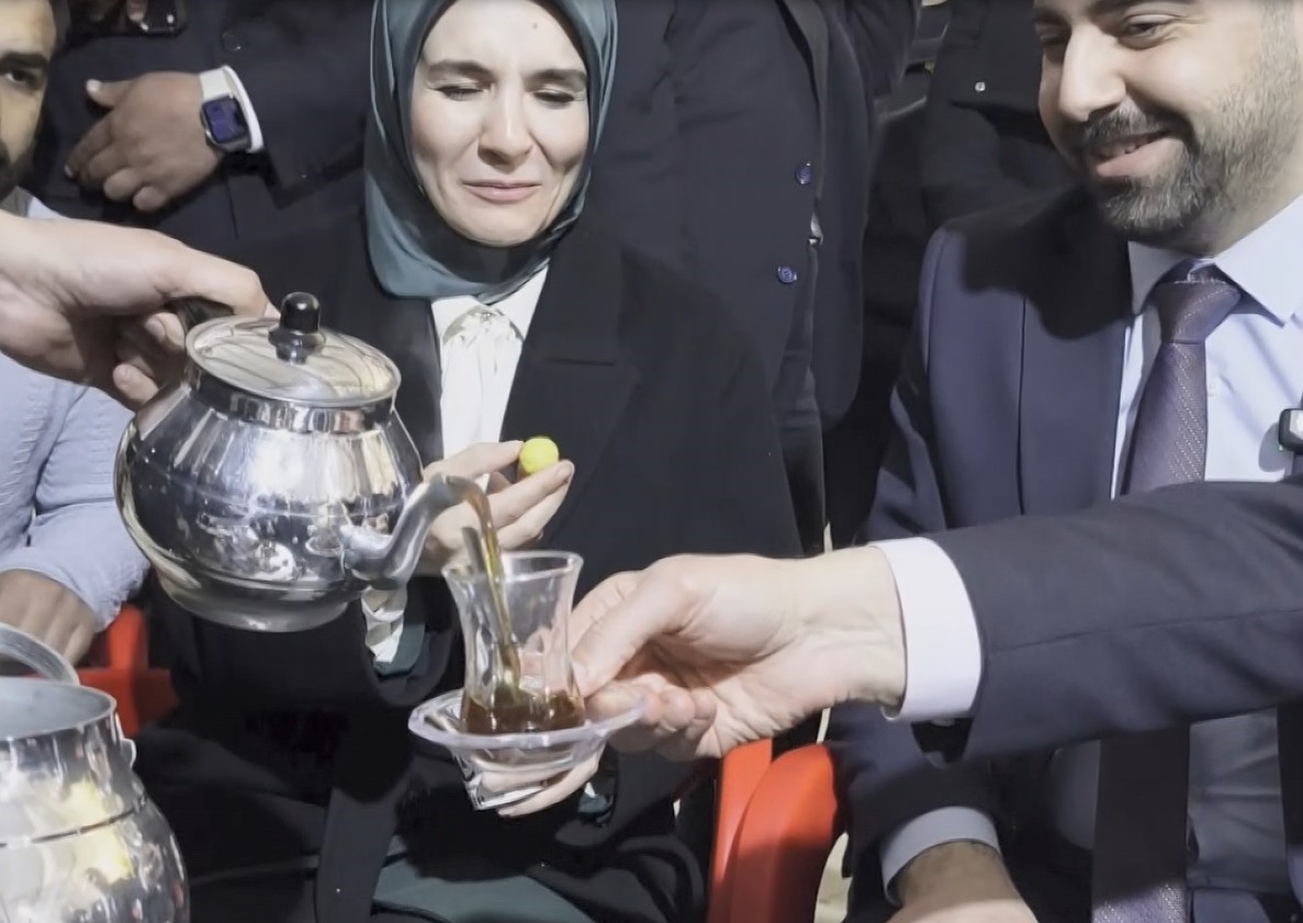 Bakan G&ouml;ktaş, Batman&rsquo;da gen&ccedil;lerle "Kabe&rsquo;de Hacılar Hu Der" ilahisine eşlik etti
