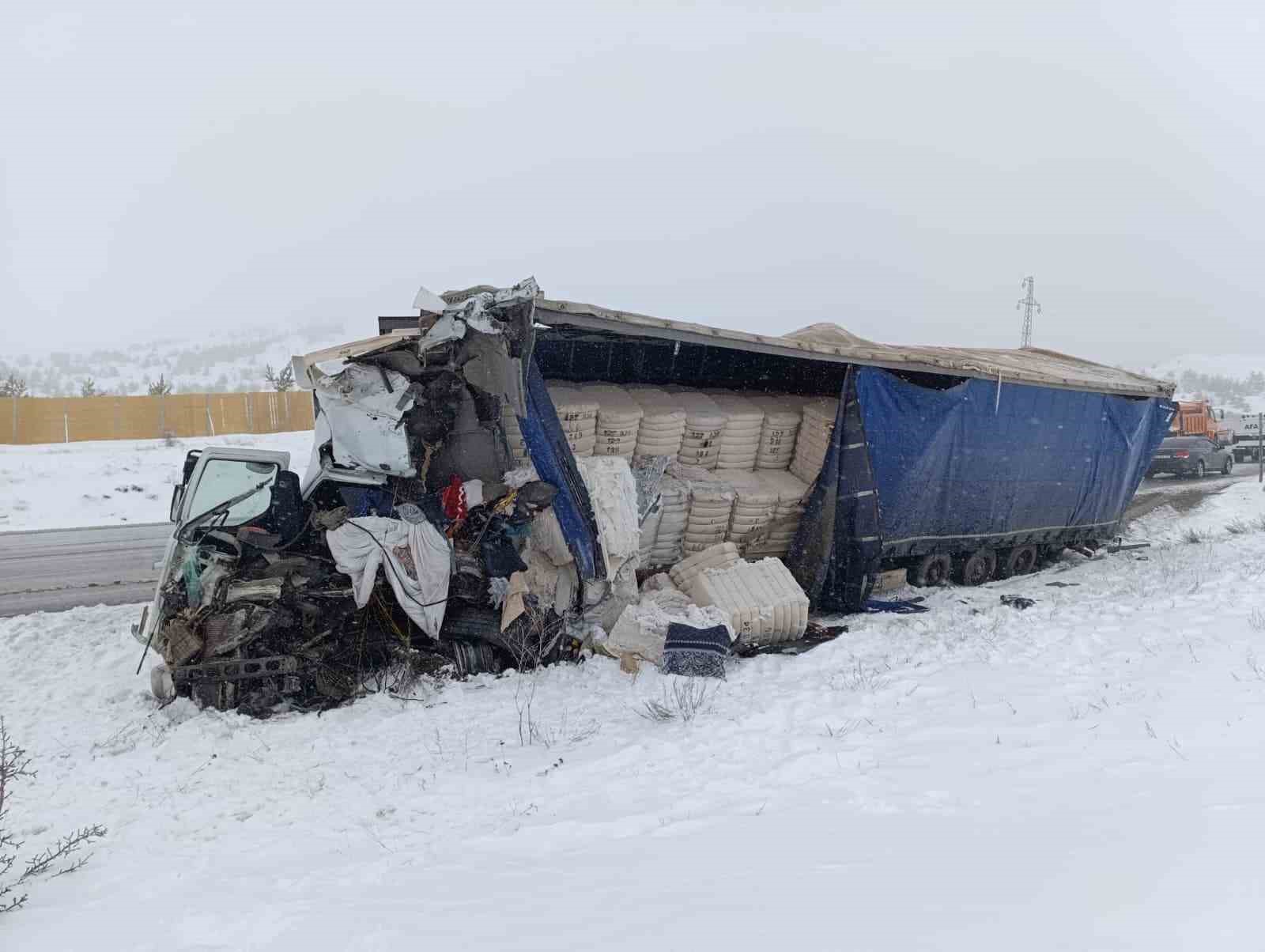 Sivas&rsquo;ta feci kaza: 1 &ouml;l&uuml;, 2 yaralı

