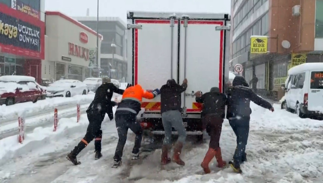 Erzincan&rsquo;da kardan 516 k&ouml;y yolu ulaşıma kapandı
