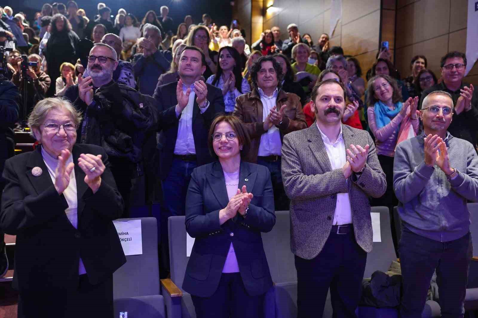 T&uuml;rkan Şoray, T&uuml;rk edebiyatının usta ismi Yaşar Kemal anma haftasında sevenleriyle buluştu
