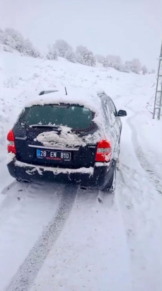 Kar yağışı nedeniyle yolda kalan &ouml;ğrenci servisinin imdadına İl &Ouml;zel İdaresi ekipleri yetişti
