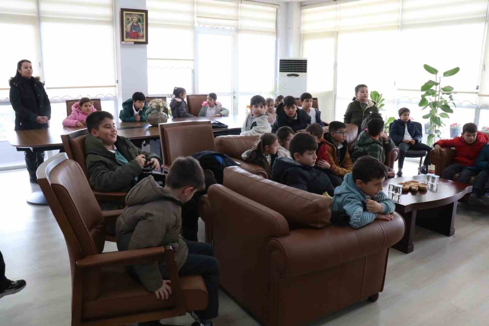 Başkan &Ouml;zel, minik &ouml;ğrencilerle bir araya geldi
