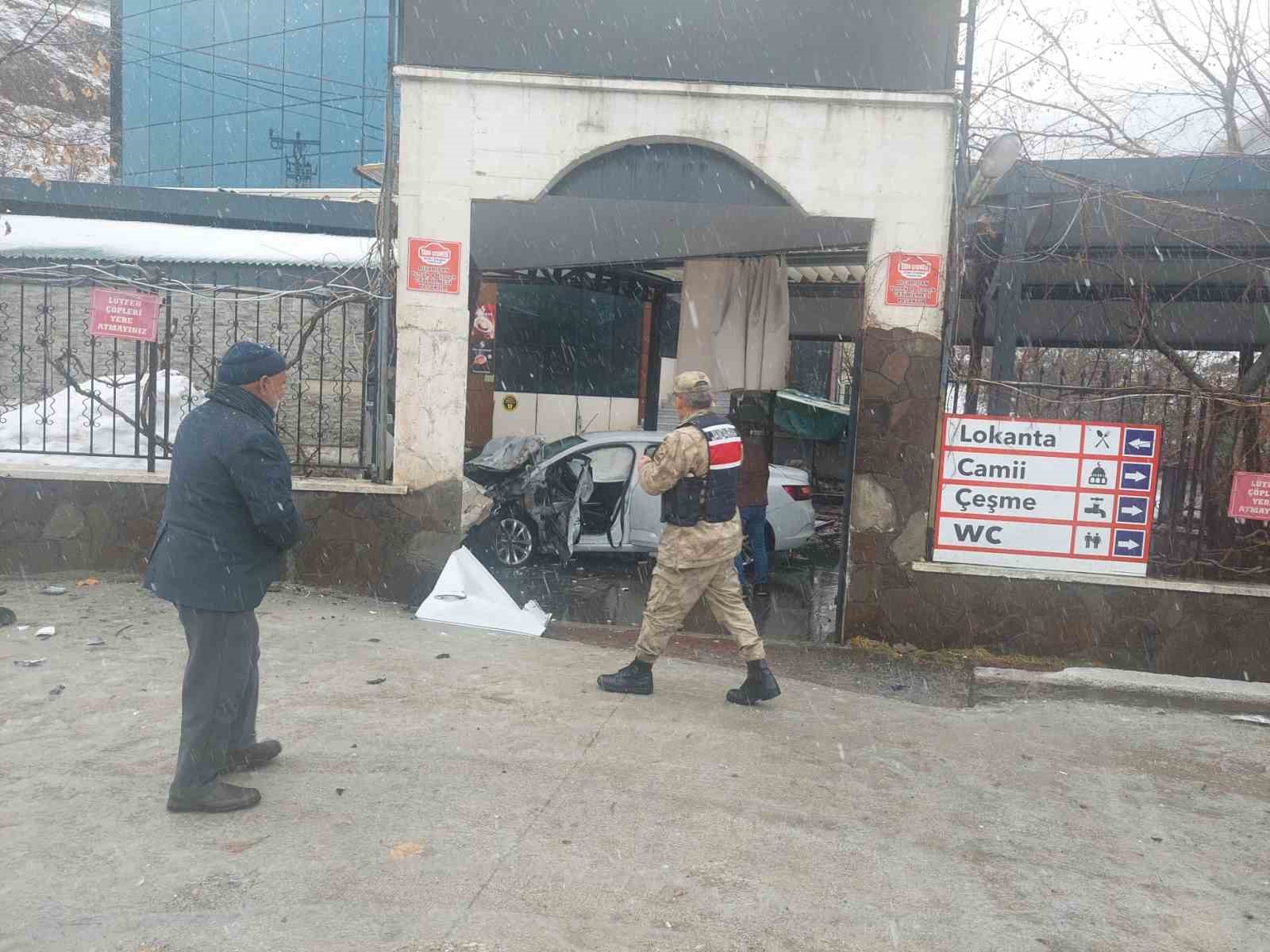 Bing&ouml;l&rsquo;de otomobil iş yerine girdi: 5 yaralı
