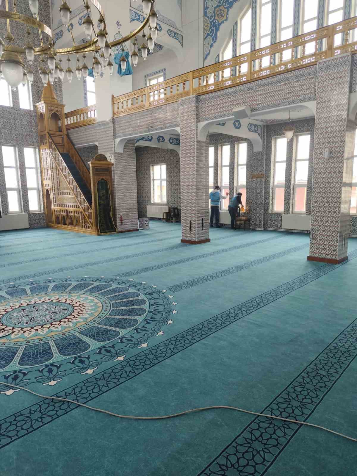 Hınıs&rsquo;ta y&uuml;k&uuml;ml&uuml;ler camilerde temizlik yaptı
