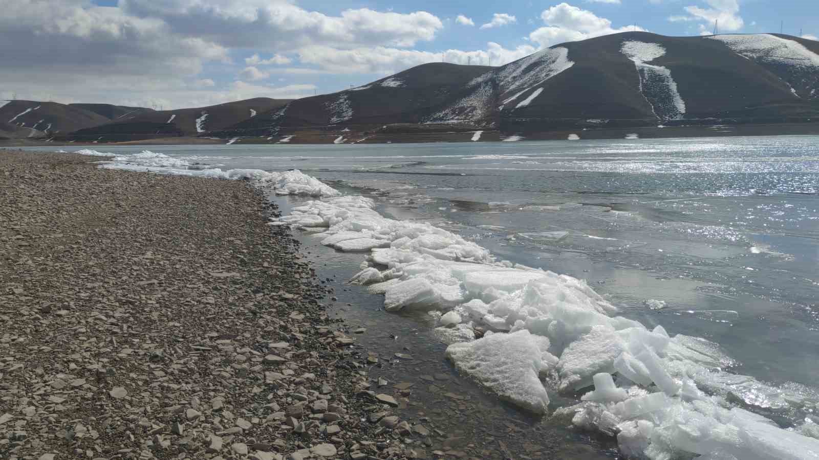 Van&rsquo;da baraj g&ouml;l&uuml;nde donan dalgalar g&ouml;rsel ş&ouml;len sundu
